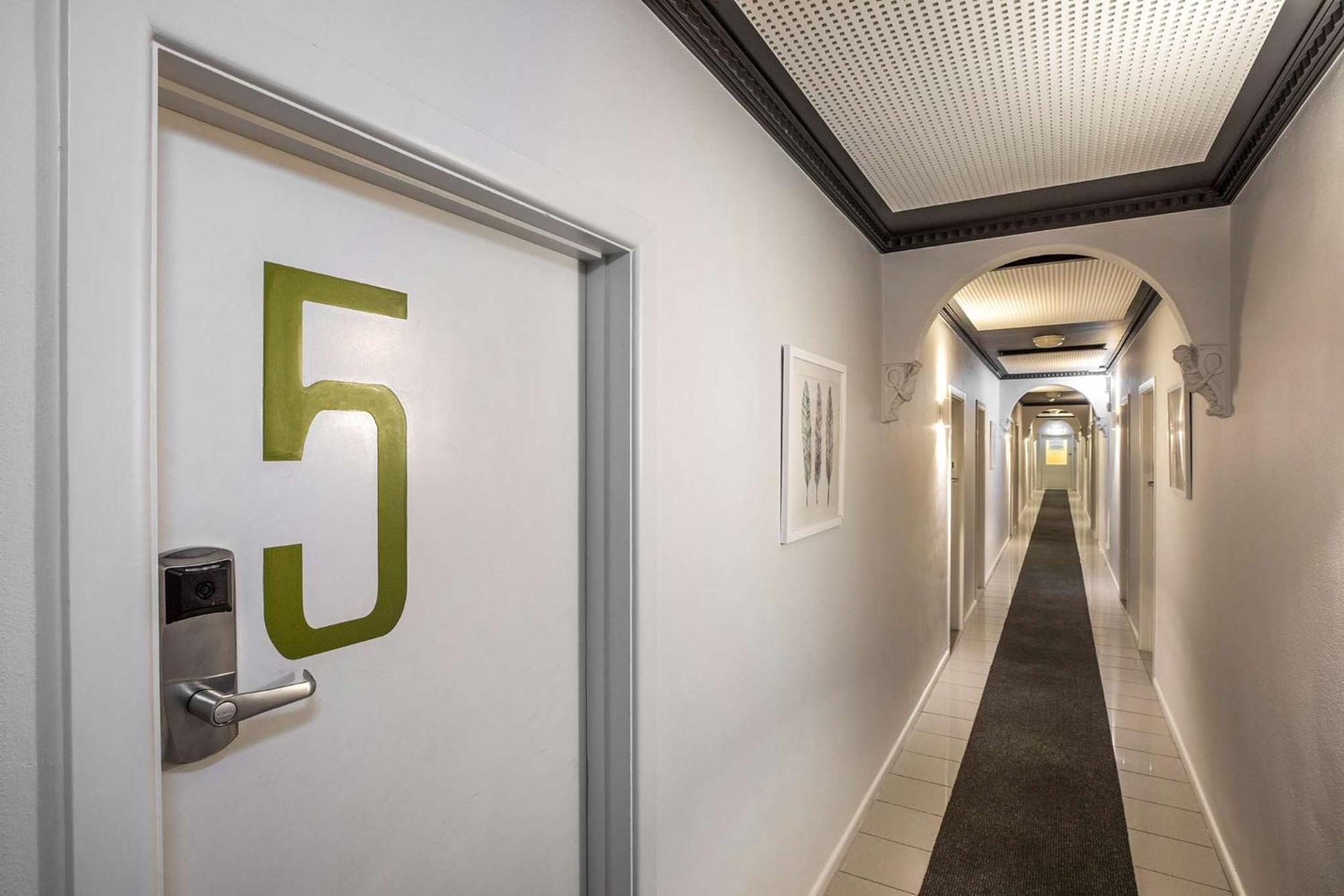 Nightcap At Skyways Hotel — Photos 3